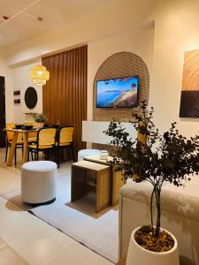 Studio K- Japandi-Inspired Condo Unit at The Palladium的电视和/或娱乐中心