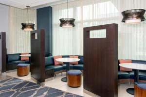 Posezení v ubytování Courtyard by Marriott Buffalo Downtown/Canalside