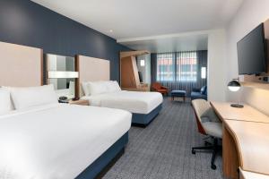 Postel nebo postele na pokoji v ubytování Courtyard by Marriott Buffalo Downtown/Canalside