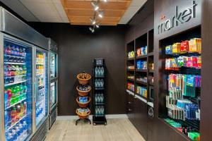 Supermarket nebo jiné obchody v  hotelu nebo okolí