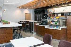 Lounge nebo bar v ubytování Courtyard by Marriott Buffalo Downtown/Canalside