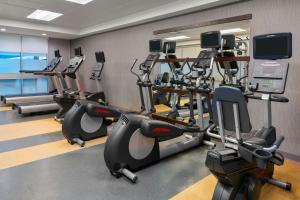 Fitness centrum a/nebo fitness zařízení v ubytování Courtyard by Marriott Buffalo Downtown/Canalside