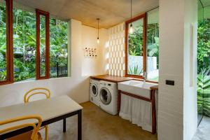 Edge HillにあるPlanchonella House - Eco Stay de Luxeのランドリールーム(シンク、洗濯機付)