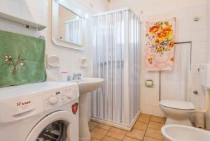 A bathroom at vacanze nella natura con vista mare