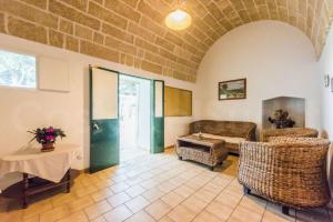 A seating area at vacanze nella natura con vista mare