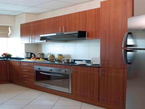Kuchyň nebo kuchyňský kout v ubytování Mövenpick Hotel & Apartments Bur Dubai