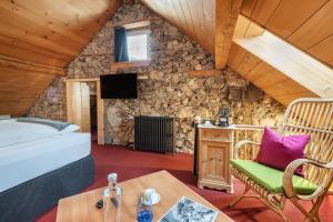 TV a/nebo společenská místnost v ubytování Hotel Piz Mitgel
