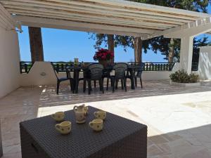 A balcony or terrace at vacanze nella natura con vista mare