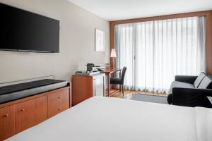 Postel nebo postele na pokoji v ubytování AC Hotel La Rioja by Marriott + 37 fotografií