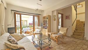 una sala de estar con un sofá y una mesa en Kalkan Town Apartment, en Kas
