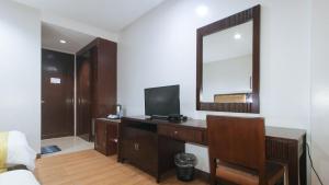 TV a/nebo společenská místnost v ubytování Bliss Hotel San Fernando Pampanga City