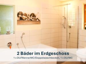 ein Badezimmer mit Dusche und Waschbecken in der Unterkunft Ferienhaus mit Reetdach Gerdi in Heringsdorf + 24 Fotos