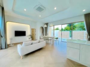 TV a/nebo společenská místnost v ubytování Level TWO pool villa Sriracha