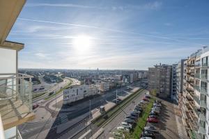 a view of a city with cars parked on a street at kindvriendelijk appartement "Sereno", De Haan-Wenduine in Wenduine