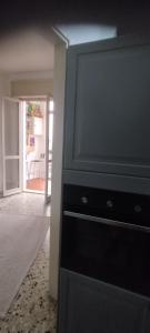 ヴェルチェッリにあるBellavistaの部屋内のドレッサー(黒い引き出し付)