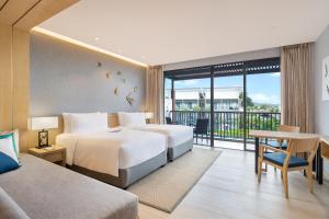 Postel nebo postele na pokoji v ubytování Le Meridien Khao Lak Resort & Spa