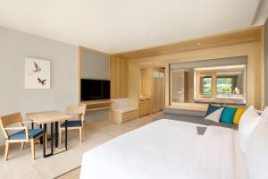 TV a/nebo společenská místnost v ubytování Le Meridien Khao Lak Resort & Spa