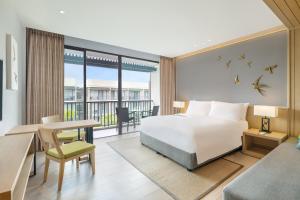 Postel nebo postele na pokoji v ubytování Le Meridien Khao Lak Resort & Spa