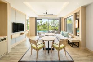 TV a/nebo společenská místnost v ubytování Le Meridien Khao Lak Resort & Spa