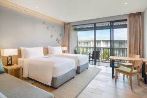 Postel nebo postele na pokoji v ubytování Le Meridien Khao Lak Resort & Spa
