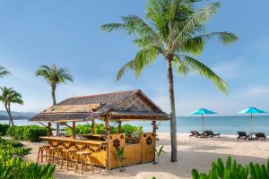 bar na plaży z palmami w obiekcie Le Meridien Khao Lak Resort & Spa w mieście Khao Lak