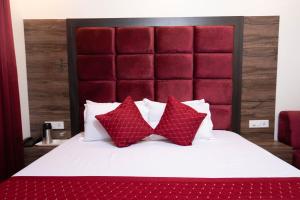 Hotel The Vaishvik客房内的一张或多张床位