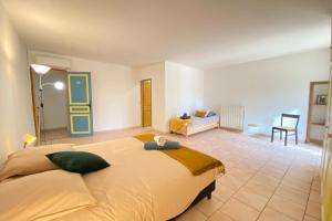 Postel nebo postele na pokoji v ubytování 84B7 - Accommodation in a charming 18th century farmhouse