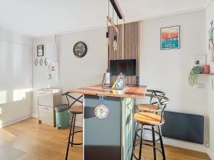 TV a/nebo společenská místnost v ubytování Chic Appartement 4 personnes