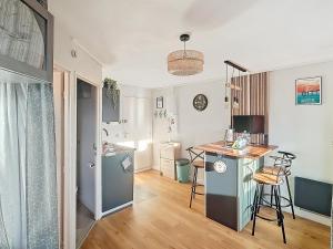Kuchyň nebo kuchyňský kout v ubytování Chic Appartement 4 personnes