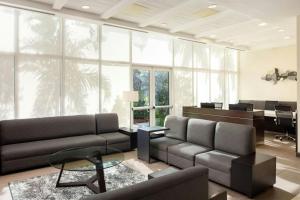 Posezení v ubytování Courtyard by Marriott Kingston, Jamaica