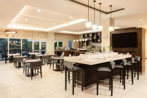 Restaurace v ubytování Courtyard by Marriott Kingston, Jamaica