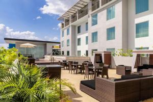 Restaurace v ubytování Courtyard by Marriott Kingston, Jamaica