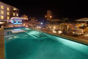 Bazén v ubytování Courtyard by Marriott Kingston, Jamaica nebo v jeho okolí
