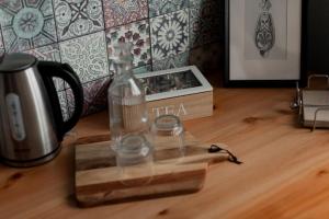 a bottle of tea sitting on top of a table at Anna Louise in Sondershausen
