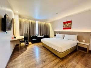 Postel nebo postele na pokoji v ubytování Orchardz Hotel Industri Jakarta Kemayoran + 37 fotografií