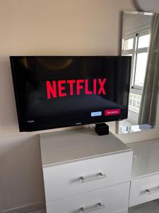 TV a/nebo společenská místnost v ubytování Luxury apartment Madinaty families Only