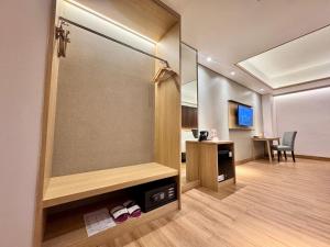 TV a/nebo společenská místnost v ubytování Orchardz Hotel Industri Jakarta Kemayoran