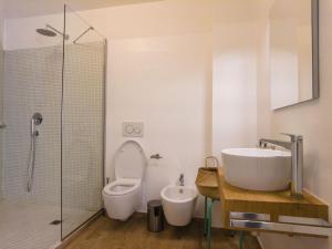 une salle de bain avec un lavabo, des toilettes et une douche dans l'établissement Attic With a View, à Fluminimaggiore