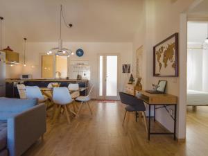 un salon et une cuisine avec une table et des chaises dans l'établissement Attic With a View, à Fluminimaggiore