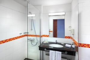 Ένα μπάνιο στο Courtyard by Marriott Pilsen