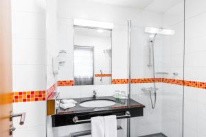 Ένα μπάνιο στο Courtyard by Marriott Pilsen