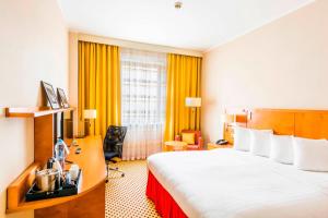 Ένα ή περισσότερα κρεβάτια σε δωμάτιο στο Courtyard by Marriott Pilsen