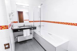 Ένα μπάνιο στο Courtyard by Marriott Pilsen