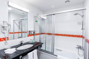 Ένα μπάνιο στο Courtyard by Marriott Pilsen