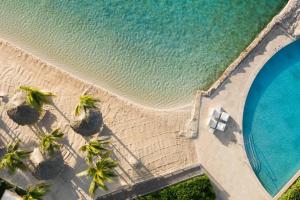 Bazén v ubytování Renaissance Wind Creek Curacao Resort nebo v jeho okolí
