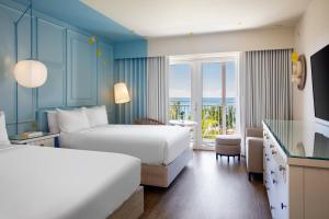 Postel nebo postele na pokoji v ubytování Renaissance Wind Creek Curacao Resort