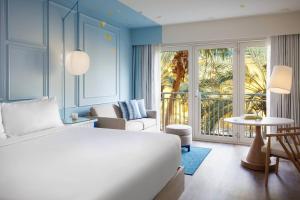 Postel nebo postele na pokoji v ubytování Renaissance Wind Creek Curacao Resort