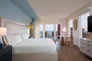 Postel nebo postele na pokoji v ubytování Renaissance Wind Creek Curacao Resort
