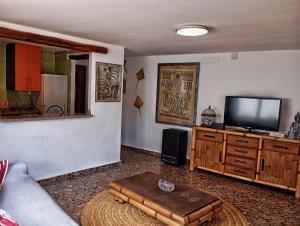 A television and/or entertainment centre at Villa caseta blanca de Moraira
