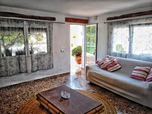 A seating area at Villa caseta blanca de Moraira